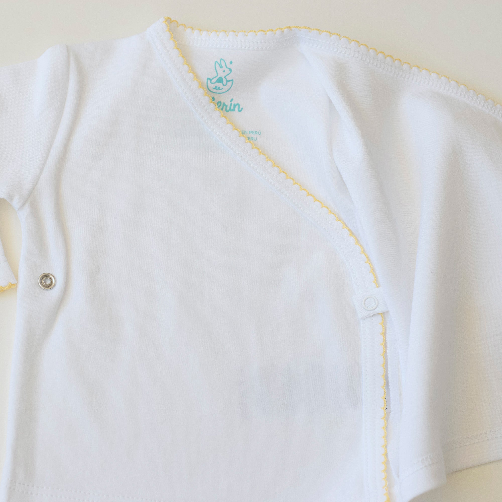 Camiseta blanco picueta amarillo
