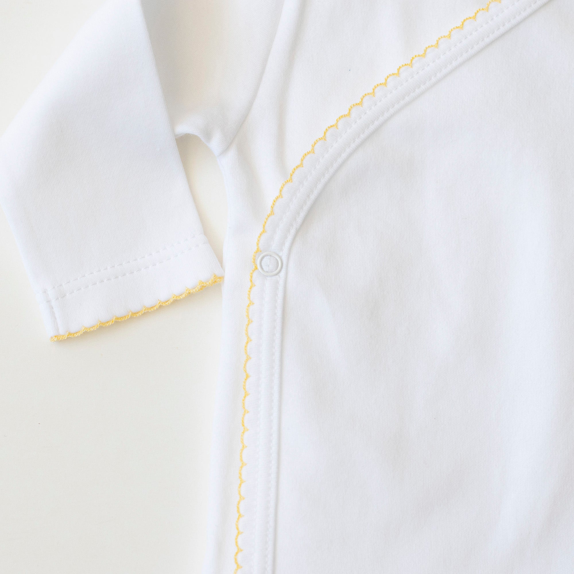 Camiseta blanco picueta amarillo
