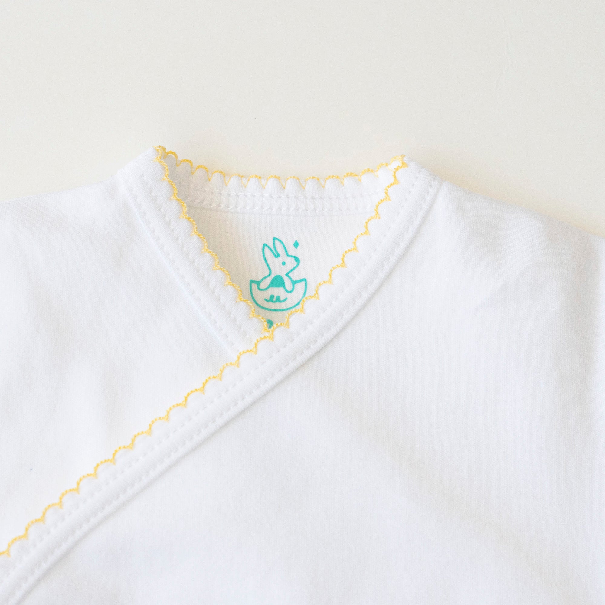 Camiseta blanco picueta amarillo